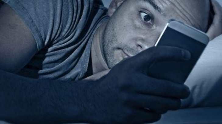 Uso del celular en las noches provoca trastornos del sueño