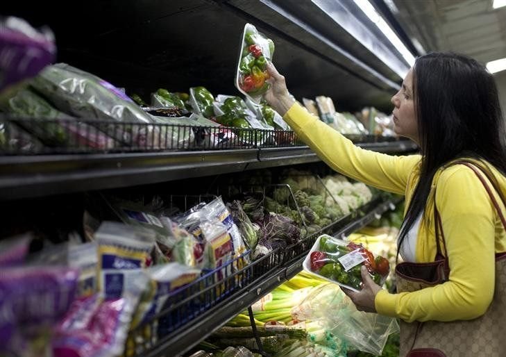 Confianza del consumidor sigue a la baja por la inflación