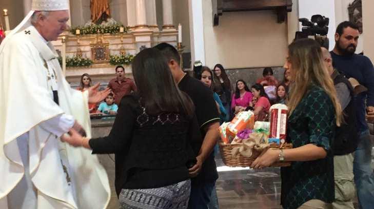 Embarazadas son bendecidas por el Arzobispo de Ruy Rendón