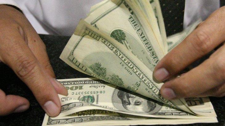 Precio del dólar abre la jornada en 19.60 pesos en bancos