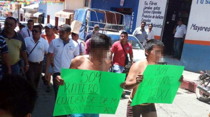 Supuestos ladrones son exhibidos por asaltar a un taxista en Chiapas