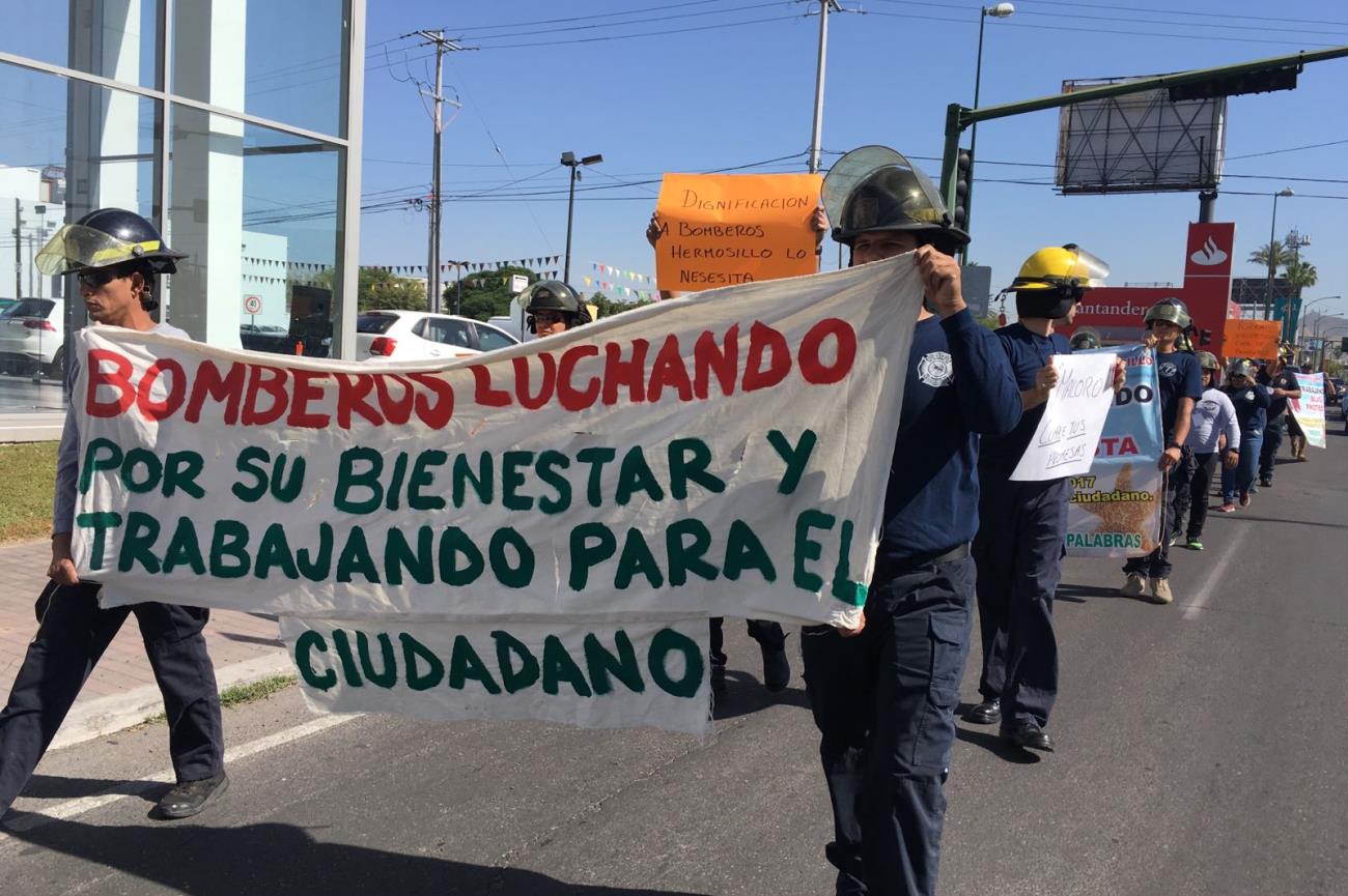 Elementos de Bomberos marchan por las calles de Hermosillo