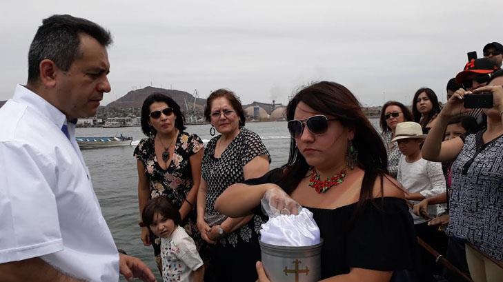 Esparcen cenizas de Tony Flores en la bahía de Guaymas
