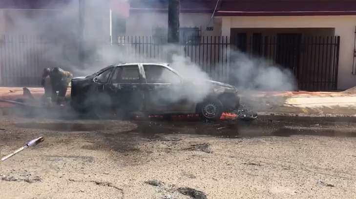 Vehículo se incendia en la colonia San Benito