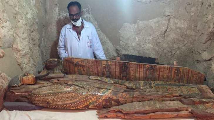 Arqueólogos descubren ocho momias en tumba faraónica en Egipto