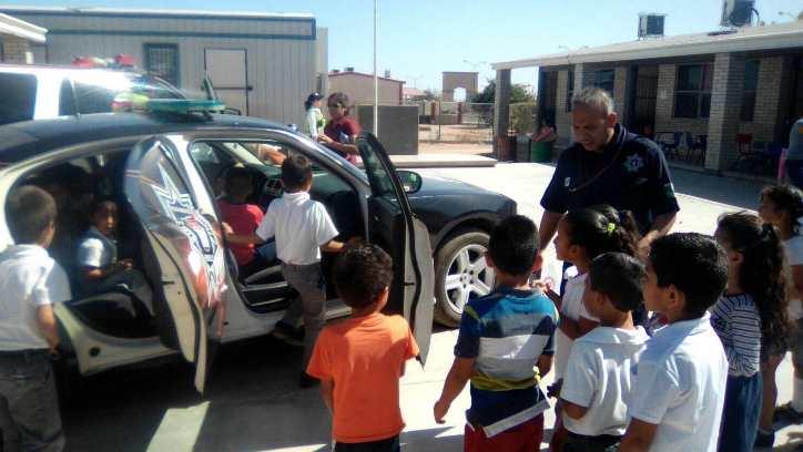 Policías DARE festejan el Día del Niño con pláticas preventivas
