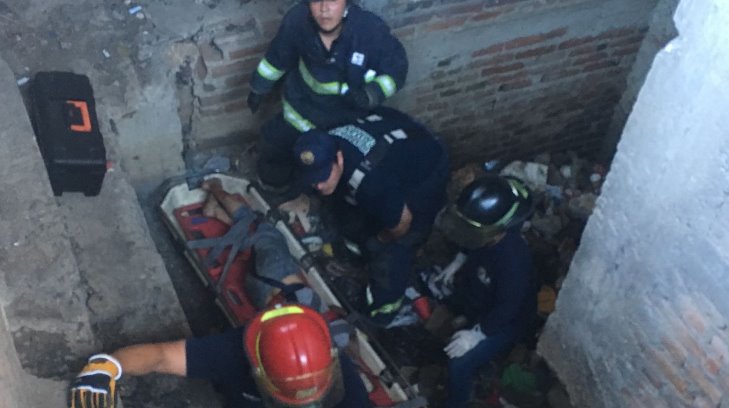 Bomberos rescatan a una mujer que cayó a un sótano