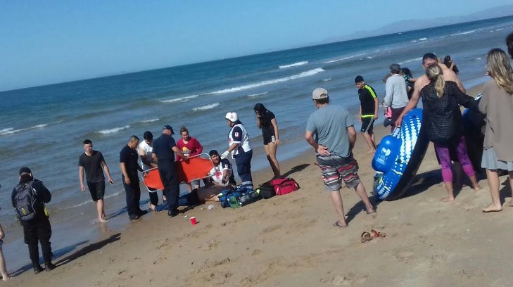 Policías rescatan a 3 vacacionistas en Bahía de Kino