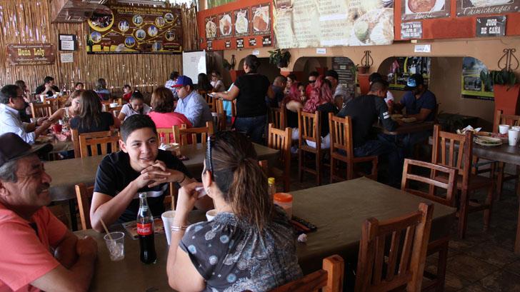 Vacacionistas disfrutan de la gastronomía de la ruta del Río Sonora