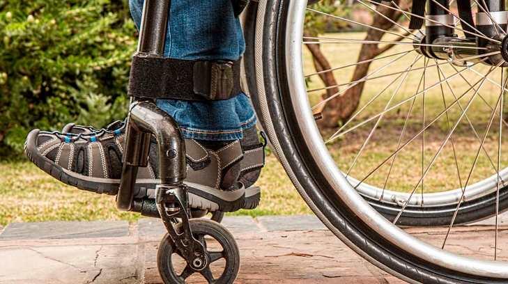 Científicos de Colima diseñan silla de ruedas que se mueve con el rostro