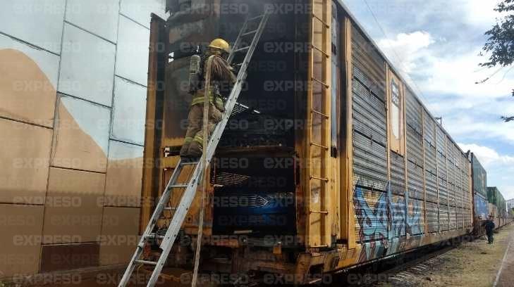 Vagón de tren se incendia con vehículos en su interior en pleno centro de Nogales