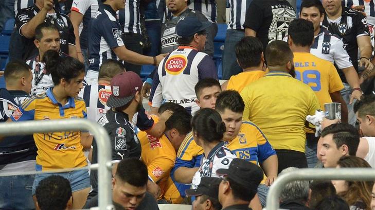 Vetan el estadio de Monterrey por batalla campal entre aficionados