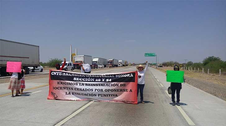 Maestros del CNTE bloquean carretera en Loma de Bacúm