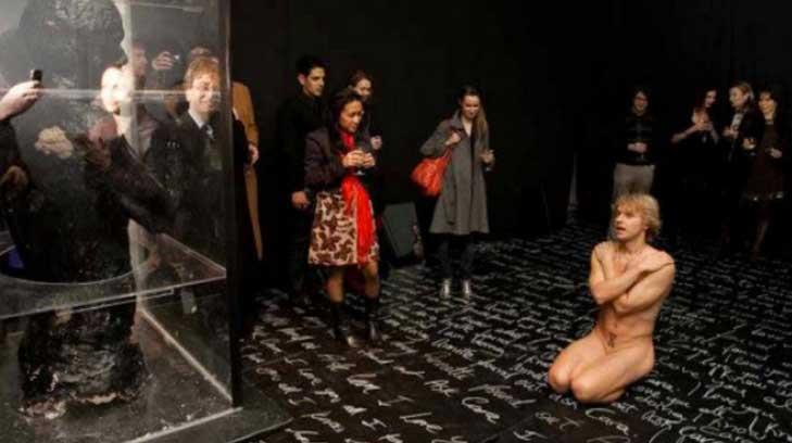 Artista ruso se desnuda en una de las fiestas sociales más exclusivas de Nueva York