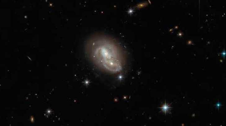 Telescopio registra persecución de galaxias