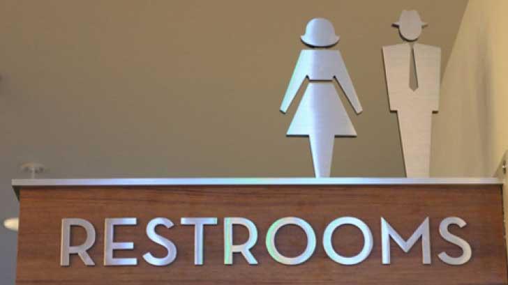 Aprueban ley que limita a estudiantes transgénero el uso de baños en Texas