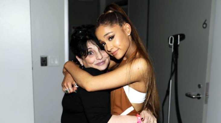 Madre de Ariana Grande salva a fans