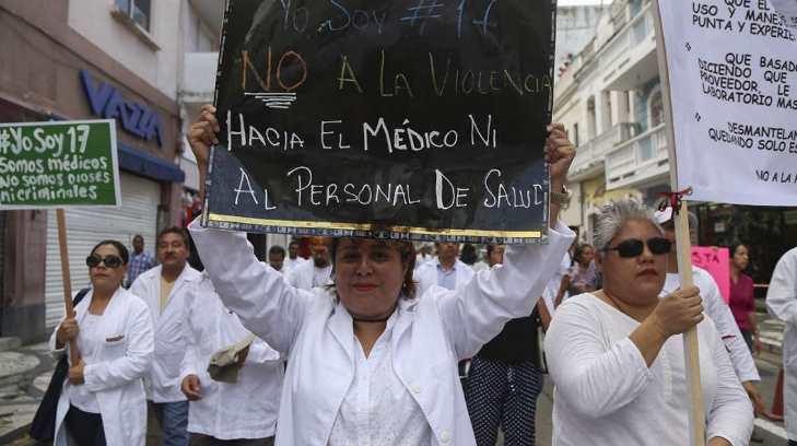 Violencia contra médicos y enfermeras crece en México: #YoSoyMédico17