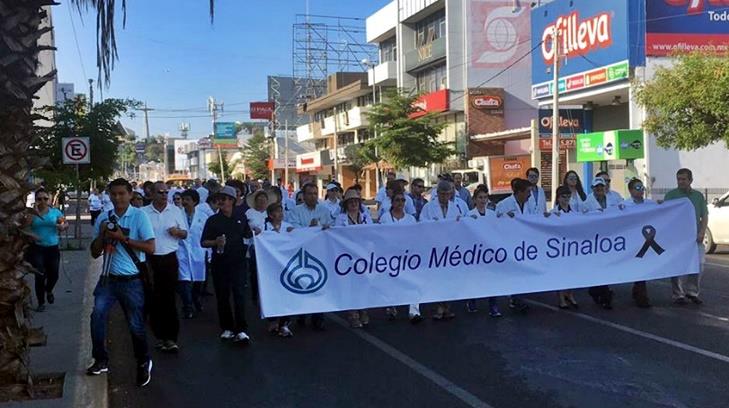 Médicos en Sinaloa marchan para exigir justicia por el asesinato de su colega del Issste