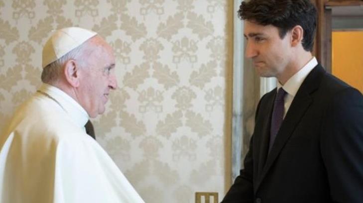 Justin Trudeau invitó al Papa a visitar Canadá y le planteó que pidiera disculpas a indígenas