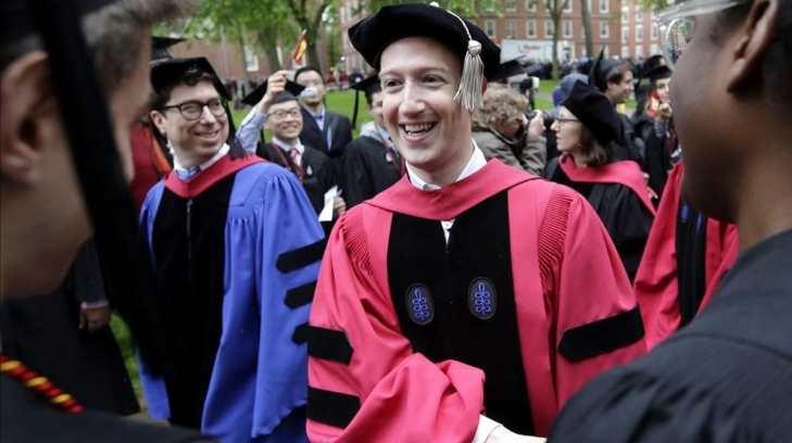 Después de 12 años el fundador de Facebook se gradúa de Harvard
