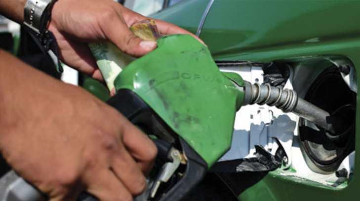Precio de la gasolina bajará dos centavos este fin de semana