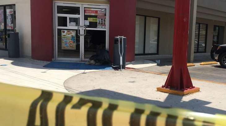 Indigente muere al romper un vidrio en tienda de conveniencia