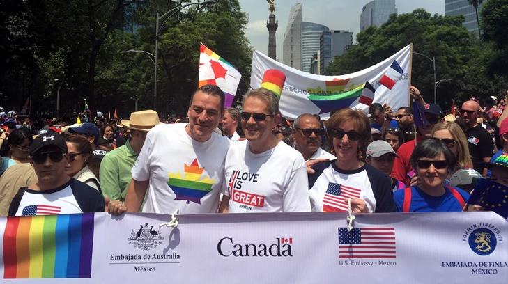 Embajadores de 15 países participan en marcha LGBTTTI de la CDMX