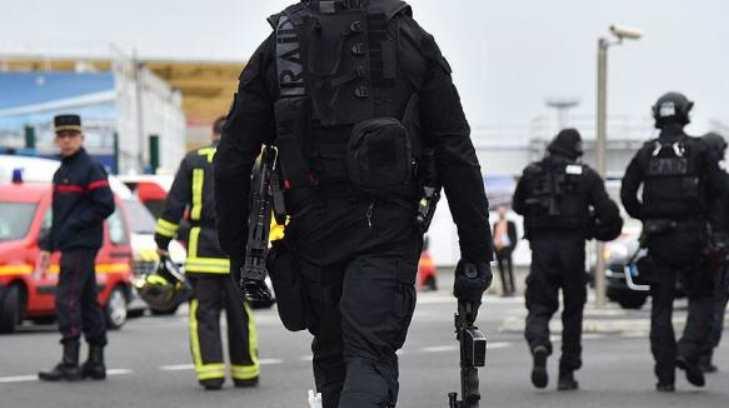 Presunto agresor de policías fue detenido en París