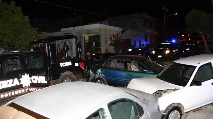 Patrulla choca con cuatro autos estacionados y 4 policías resultan lesionados en NL