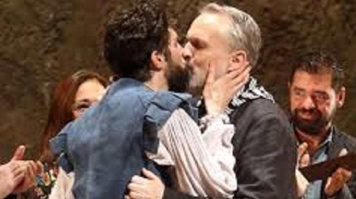 Benny Ibarra besa a Miguel Bosé en pleno escenario
