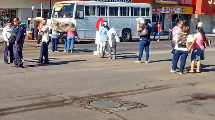 Mujeres retienen camión urbano y bloquean calle en Guaymas