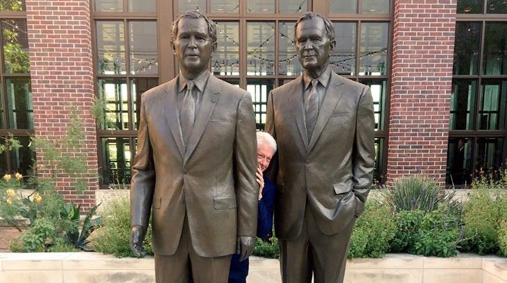 Bill Clinton posa con los Bush