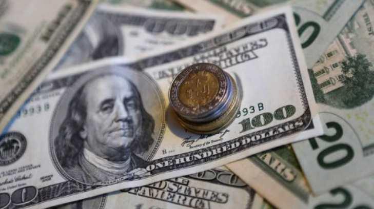 Dólar inicia semana en 18.03 pesos a la venta en bancos