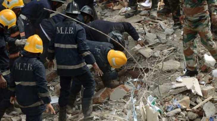 Decenas de heridos y por lo menos 12 muertos deja edificio colapsado en la India