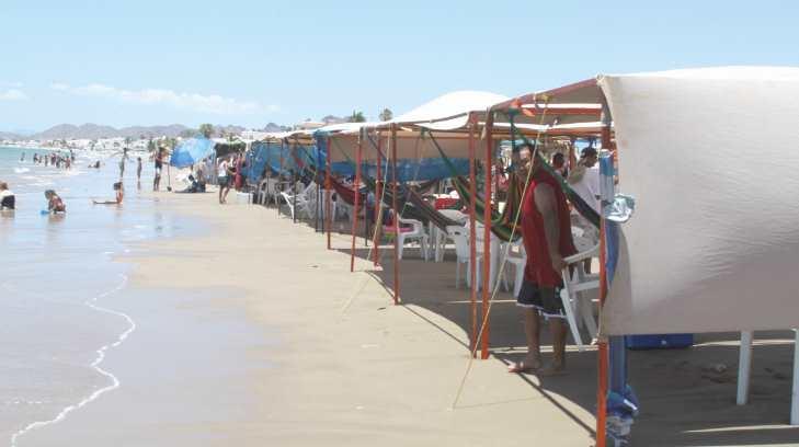 Invaden decenas de carpas para renta las playas de Bahía de Kino