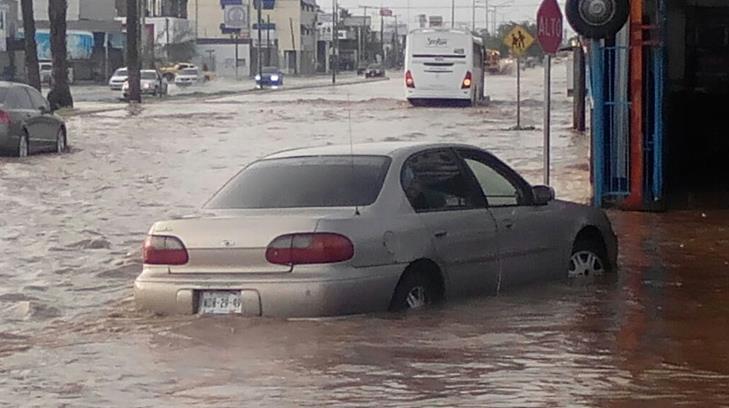 Nueve autos se quedaron varados en medio de calles inundadas en Guaymas