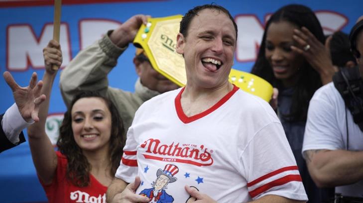 Joey Mandíbulas impone récord al devorar 72 hotdogs en NY