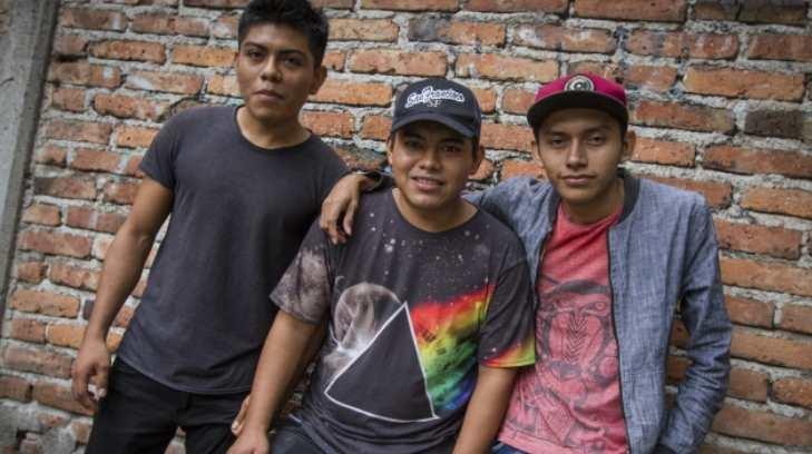 Jóvenes oaxaqueños cantan rap en zapoteco