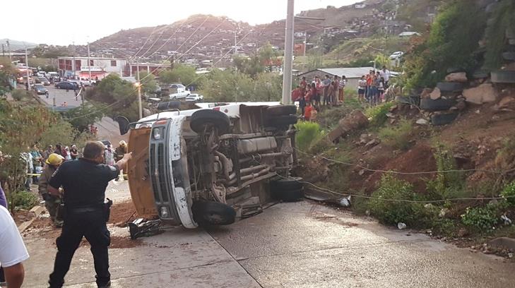 Volcamiento de combi deja 8 lesionados en Nogales