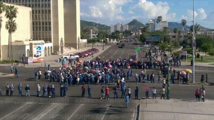 Empleados del Ayuntamiento bloquean bulevar Luis Encinas y Rodríguez