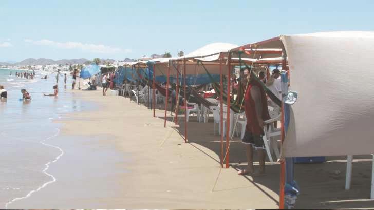 Rechazan ‘carperos’ dejar la playa en Bahía de Kino