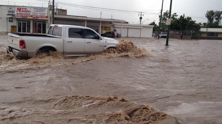 Tromba de ayer en Hermosillo provocó derrumbes, socavones y caos vial