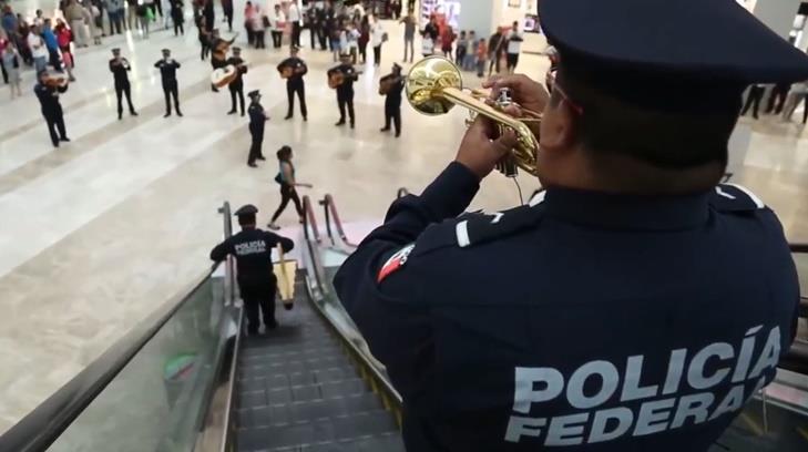 Policías federales realizan un flashmob al ritmo de mariachi