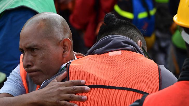 Niño regala abrazos en zona afectada por el sismo en la Ciudad de México