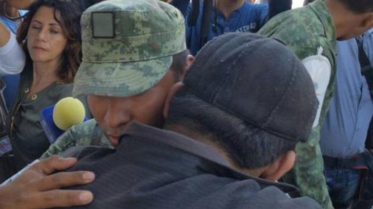 Hombre encuentra a soldado que rescató cuerpos de su esposa e hija