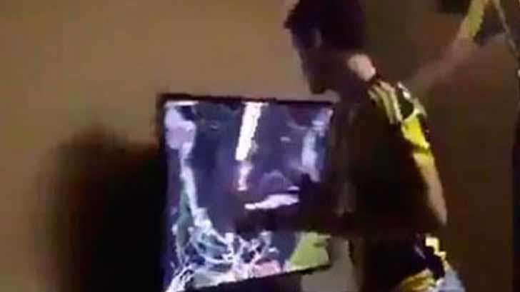 Aficionado del Fenerbahce destruye su televisor tras gol en contra