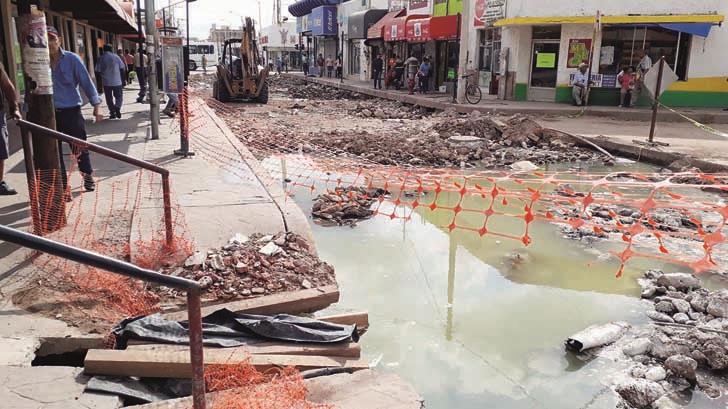 Sufren desorden y aguas pestilentes en calles del centro de Guaymas