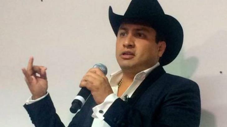 Julión Álvarez asegura que no dejará de cantar pese a problemas legales en EU