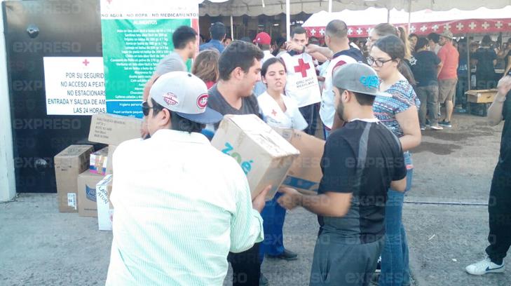 Hermosillenses ayudan a cargar tráiler con víveres en Cruz Roja